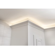 Hoek van een kamer met kroonlijst en indirecte verlichting