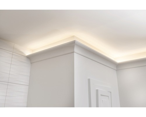 Hoek van een kamer met kroonlijst en indirecte verlichting