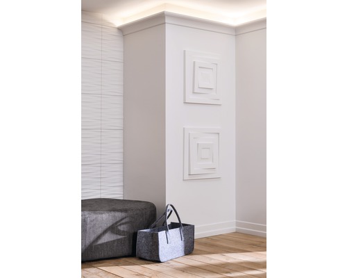 Modern ontworpen hal met poef, vilten tas en wanddecoratie