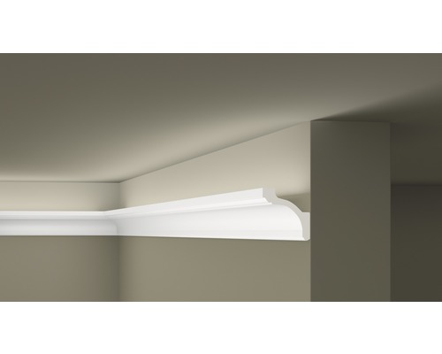 Kamer met gemonteerde sierlijst als overgang van wand naar plafond