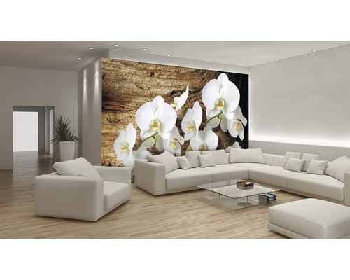 Woonkamer met fotobehang met orchideeën op houten achtergrond, bank en fauteuil