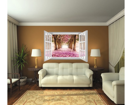 Woonkamer met raammuursticker met uitzicht op een bomenlaan.