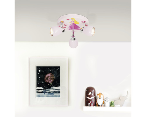 Plafondlamp met prinsessenmotief en drie lampen in de kinderkamer.