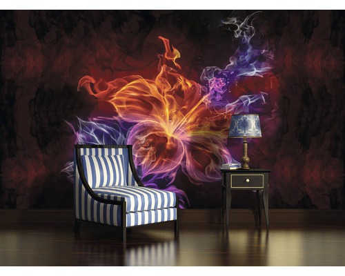 Decoratieve kamer met een fauteuil met blauw-witte strepen, een nachtkastje en een wandbehang met bloemmotief.