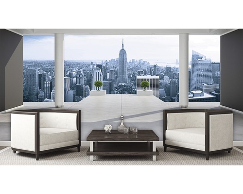 Woonkamer met twee fauteuils en uitzicht op New York behang