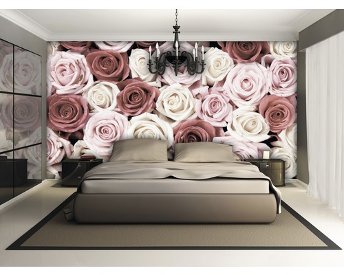 Slaapkamer met rozenfotobehang, bed en nachtkastjes