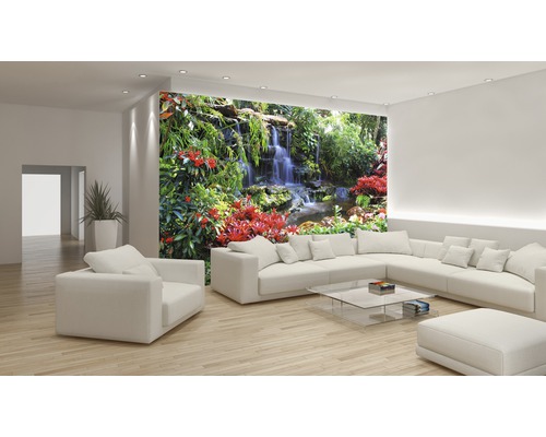 Lichte woonkamer met een muurschildering van een waterval en weelderige vegetatie