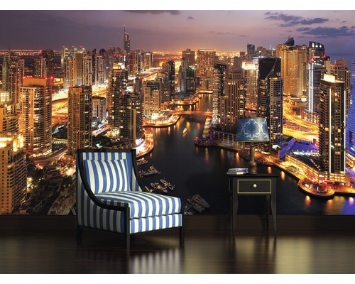 Fotobehang met stadsgezicht bij nacht, ingericht met fauteuil en nachtkastlamp.