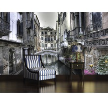 Fotobehang met Venetië-motief, fauteuil en tafel met lamp in de kamer