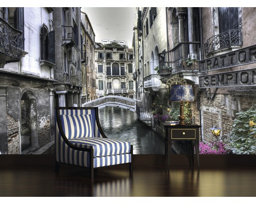 Fotobehang met Venetië-motief, fauteuil en tafel met lamp in de kamer