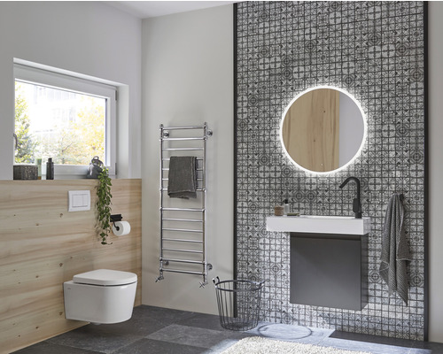 Moderne badkamer met wandcloset, wastafel, spiegel met verlichting en handdoekradiator