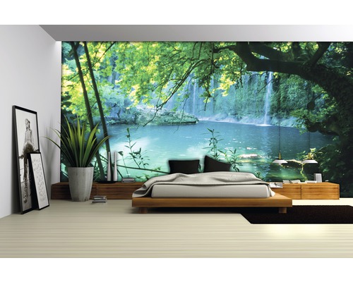 Lichte slaapkamer met fotobehang van een waterval en natuurlijke decoratie.