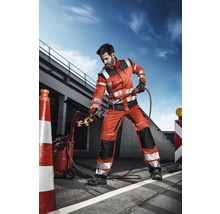 Arbeider met brander in werkkleding voor blauwe lucht