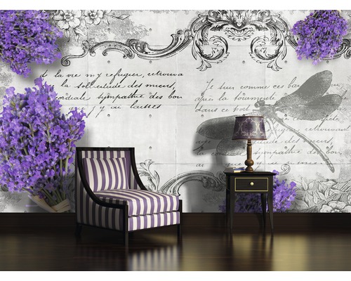 Decoratief interieur met fauteuil, bijzettafel en wandbekleding met lavendelmotief voor een stijlvolle kamer.