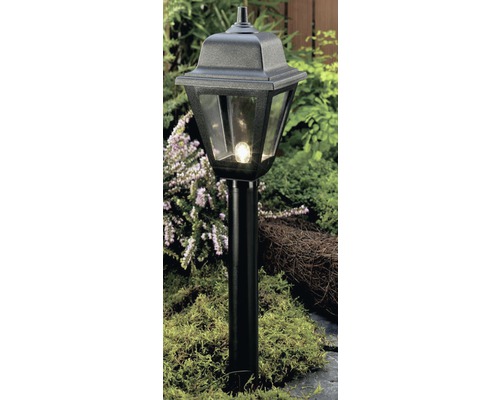 Tuinlamp met lamp op mosondergrond