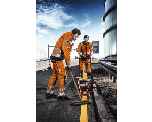 Twee wegwerkers in oranje werkkleding brengen met een markeerwagen een gele lijn aan op een weg.