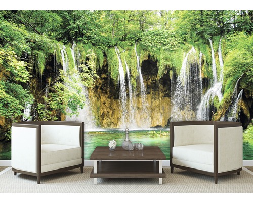 Fotobehang met waterval in groen bos, met stoelen en tafel.