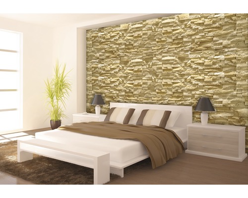 Slaapkamer met stenen muur, bed en nachtkastjes.