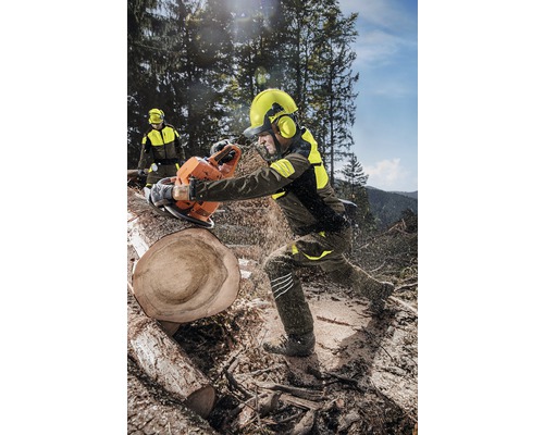 Bosarbeider met kettingzaag aan het werk in het bos, met beschermende kleding.