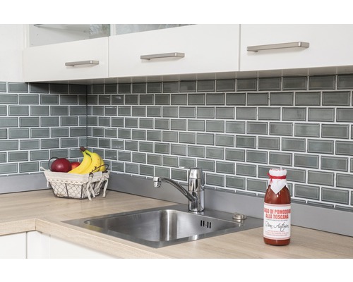 Keukenscène met gootsteen, kraan, tegels en levensmiddelen