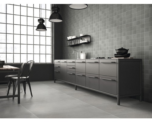 Lichte keuken in industriële stijl met keukenblok, vierkante wandtegels en eettafel