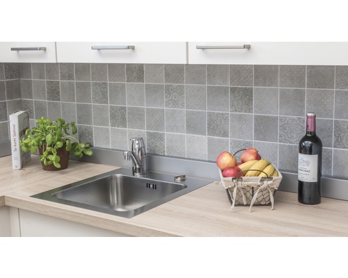 Keuken spoelbak met kraan op een aanrecht met betegelde achterwand