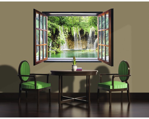 Woonkamer met uitzicht op een waterval door een open raam, tafel en twee stoelen