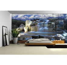 Woonkamer met fotobehang watervalmotief, bed en kamerplant