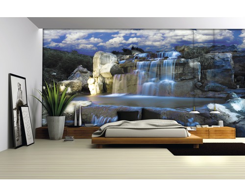 Woonkamer met fotobehang watervalmotief, bed en kamerplant