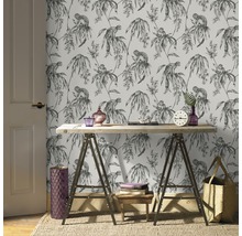 Scène met behang met apen- en plantenmotief, houten tafel en decoratieve objecten
