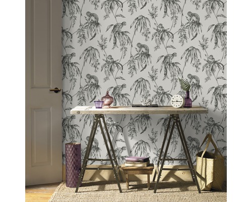 Scène met behang met apen- en plantenmotief, houten tafel en decoratieve objecten