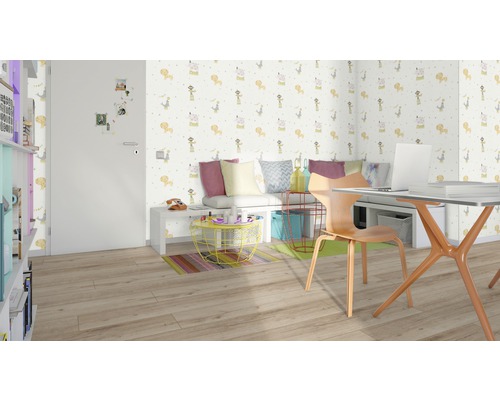 Kinderkamer met patroonbehang, bureau en zitgelegenheid