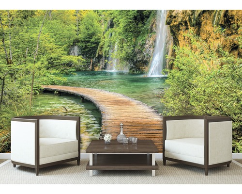 Fotobehang met waterval en houten steiger in het bos