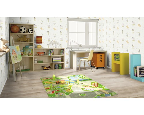 Een kinderkamer met meubels, behang met dierenmotieven en een speelkleed.