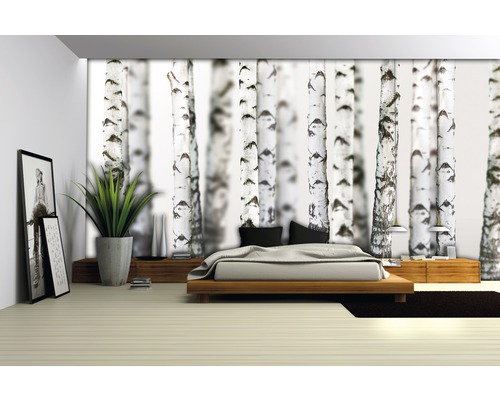 Slaapkamer met berkenbosbehang, bed en decoraties voor een rustige sfeer.