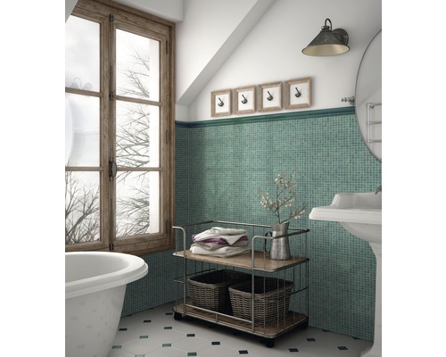 Lichte badkamer met ligbad, raam en opbergwagen