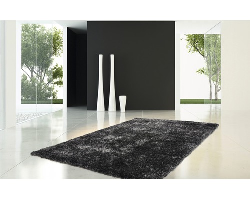 Moderne kamer met grijs tapijt en decoratieve vazen