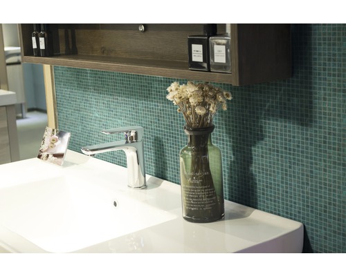 Badkamer wastafel met kraan, decoratie en opbergmeubel