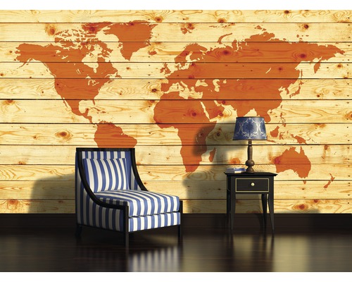 Houten wand met wereldkaart, gestreepte fauteuil en nachtkastje met lamp.