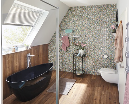 Badkamer met vrijstaand bad, mozaïekwand en dakraam