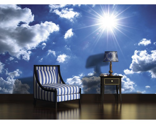 Fotobehang met hemelmotief, fauteuil met streepjespatroon en nachtkastlamp