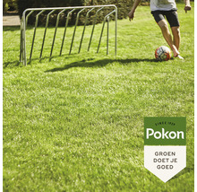 Een persoon speelt voetbal op een groen gazon naast een fietsenrek. Op de voorgrond staat het Pokon logo.