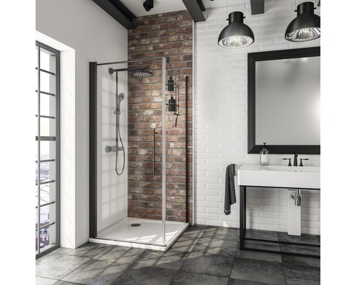 Moderne badkamer met douchecabine, wastafel en spiegel in een ruimte met een bakstenen muur