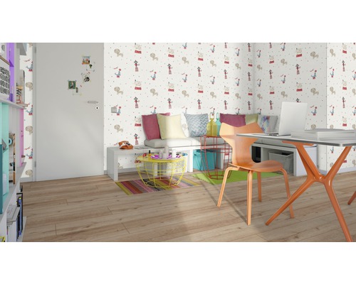 Kantoor met bureau, stoel, zitbank en patroonbehang met dierenmotieven