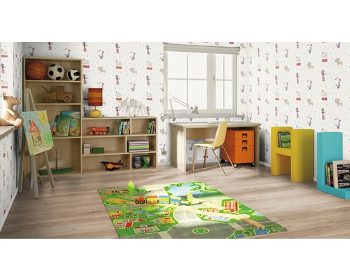 Kinderkamer met lichte houten meubels, bureau, boekenkast en speelkleed