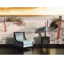 Fotobehang met strandmotief, gestreepte stoel en nachtkastje met lamp