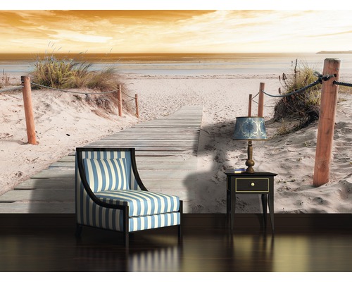 Fotobehang met strandmotief, gestreepte stoel en nachtkastje met lamp