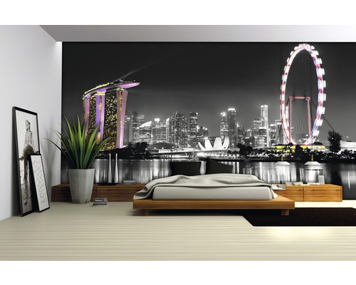 Wanddecoratie met fotobehang van een nachtelijk stadsgezicht in een slaapkamer.