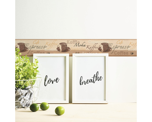 Borduur met koffiemotief op een muur