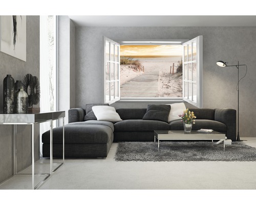 Woonkamer met bank, tapijt en uitzicht vanuit het raam op een strand